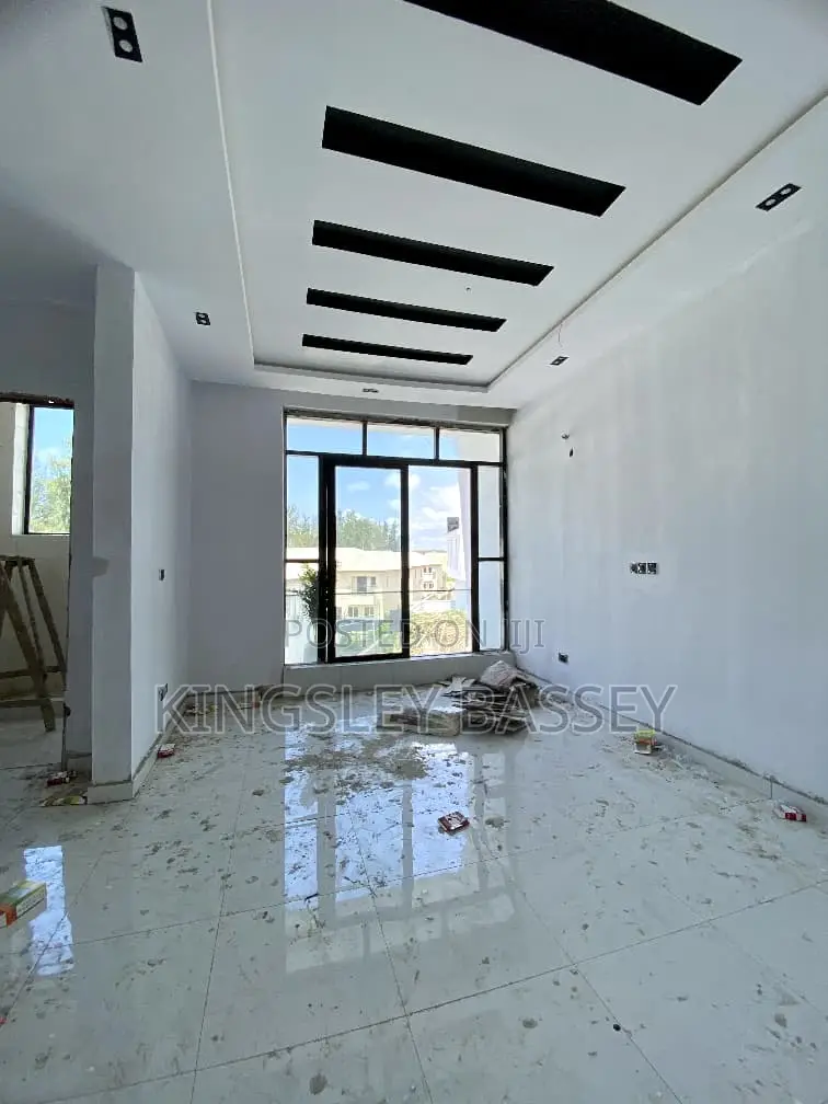 4bdrm Duplex in Ikota for sale in Ikota
