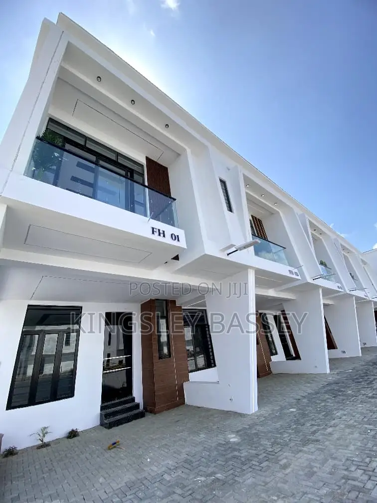 3bdrm Duplex in Ikota for sale in Ikota