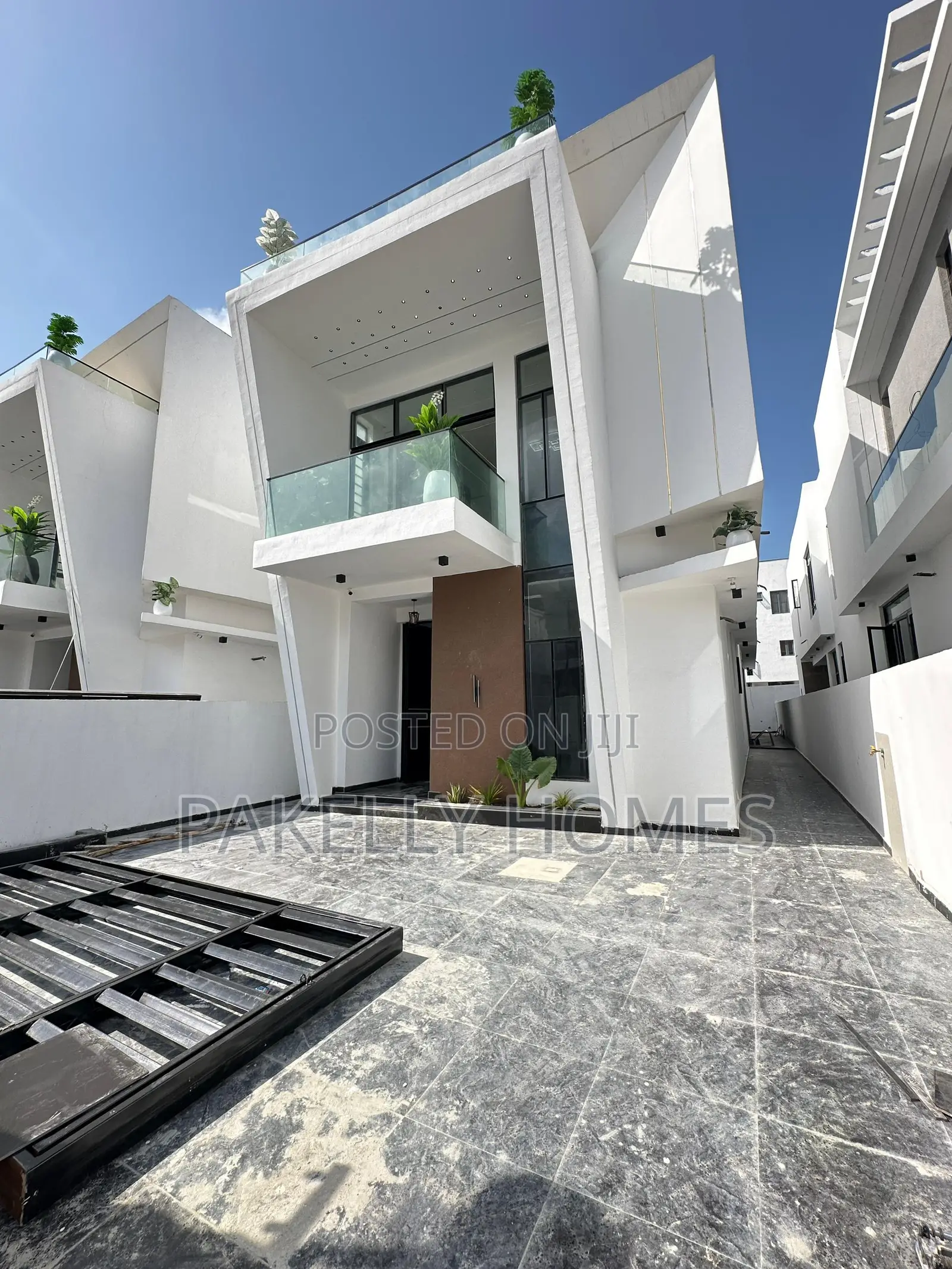 5 Bedroom Fully Detached Duplex With Bq And Swimming Pool in Lekki Expressway
