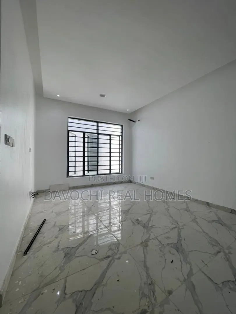 5bdrm Duplex in Ikota for sale in Ikota