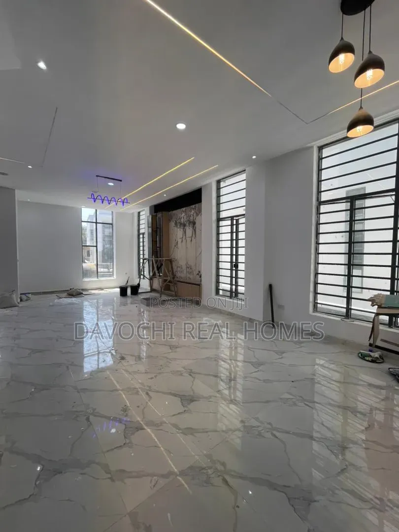5bdrm Duplex in Ikota for sale in Ikota
