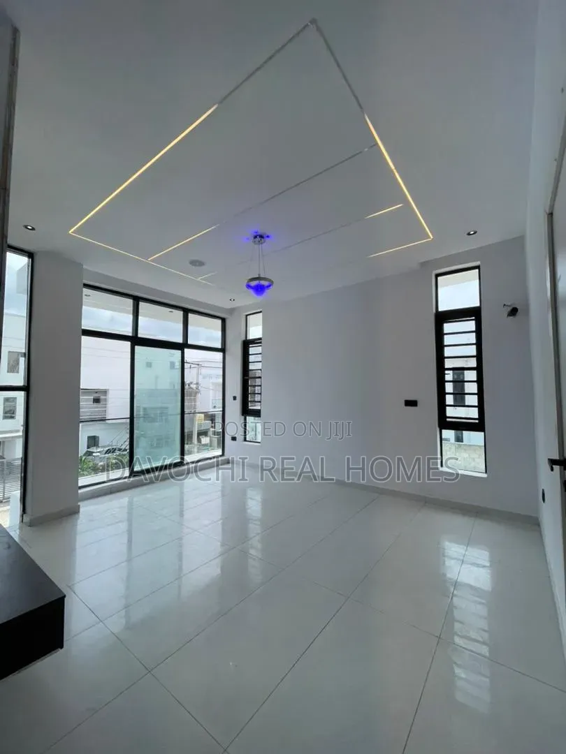 4bdrm Duplex in Ikota for sale in Ikota