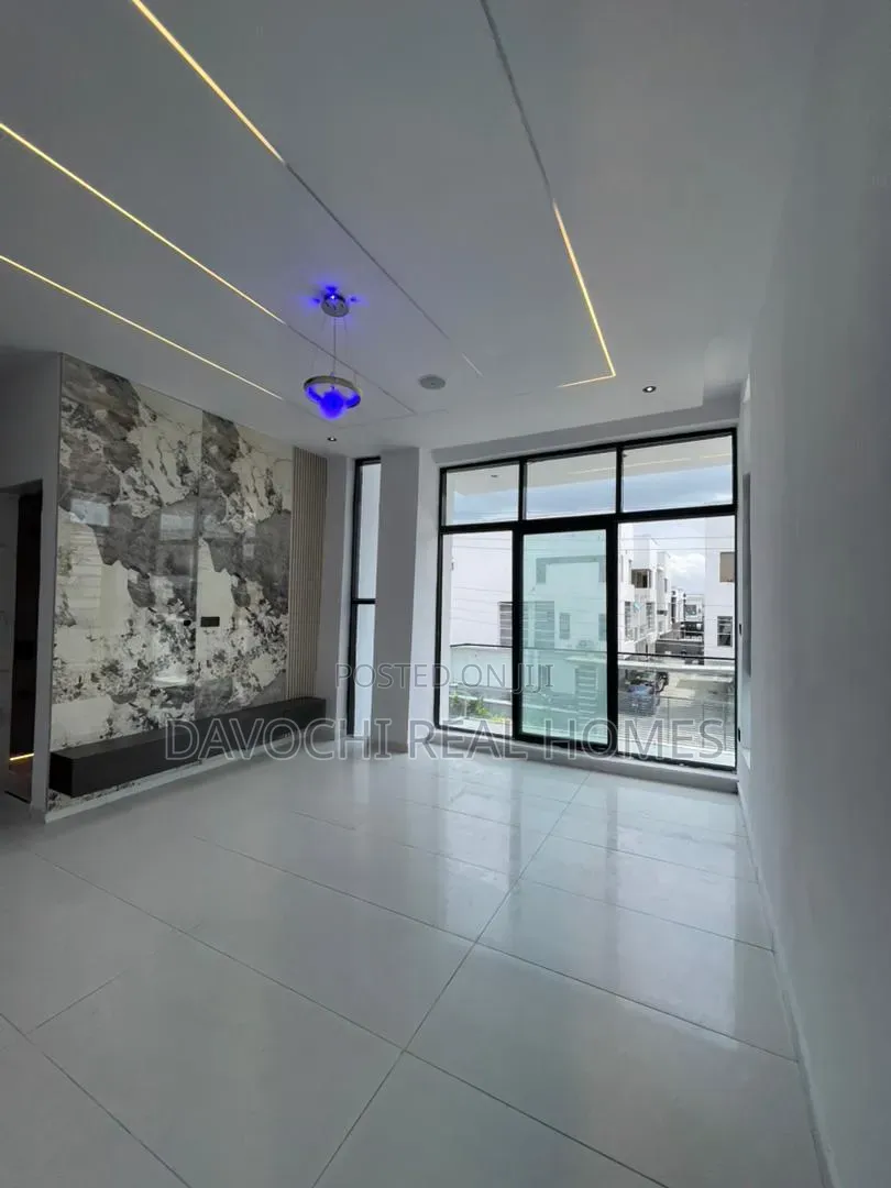 4bdrm Duplex in Ikota for sale in Ikota