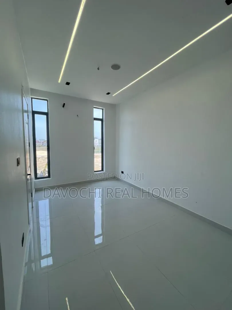 5bdrm Duplex in Lekki Phase 1 for sale in Lekki Phase 1