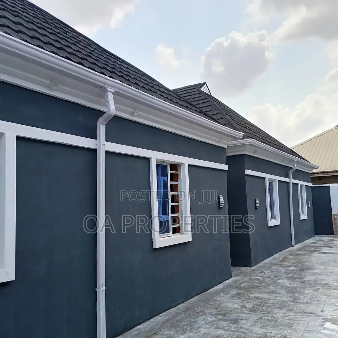 8bdrm House in Unity Estate ,Elebu, for sale in Ibadan