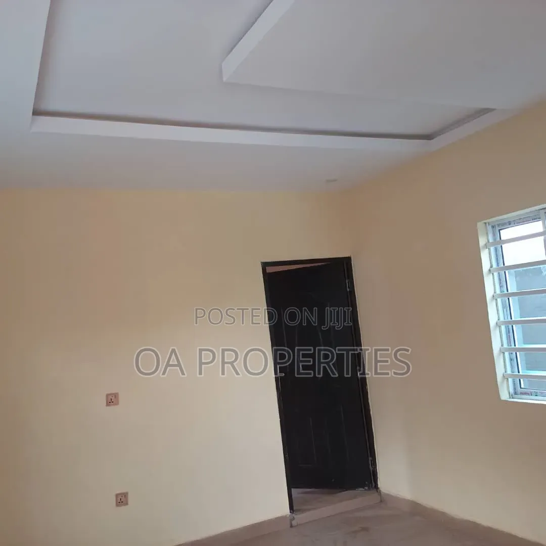 8bdrm House in Unity Estate ,Elebu, for sale in Ibadan