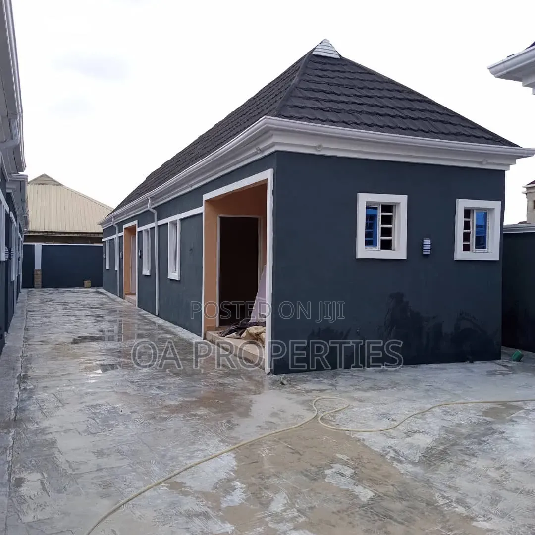 8bdrm House in Unity Estate ,Elebu, for sale in Ibadan