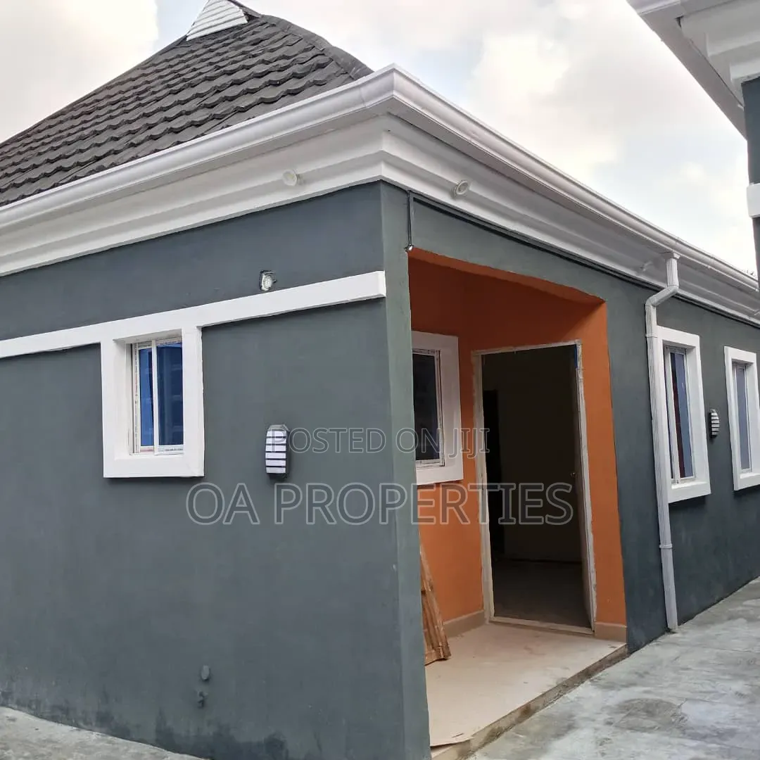 8bdrm House in Unity Estate ,Elebu, for sale in Ibadan