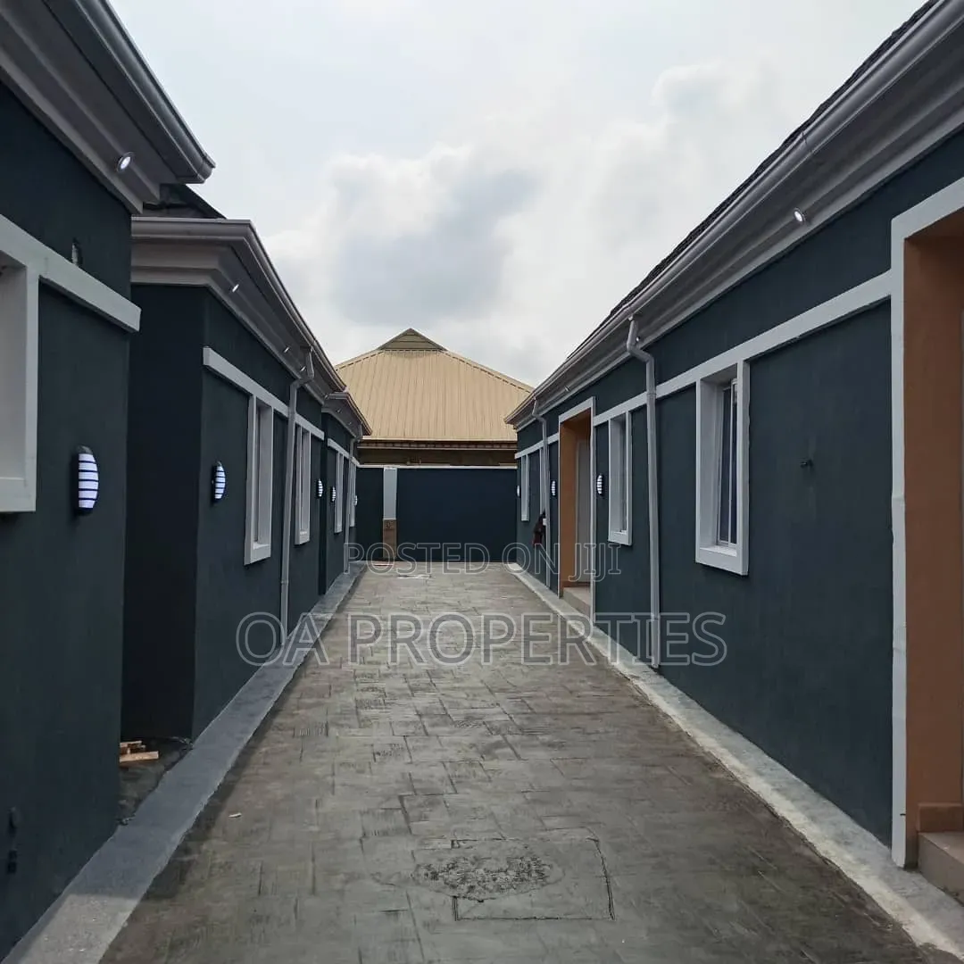 8bdrm House in Unity Estate ,Elebu, for sale in Ibadan