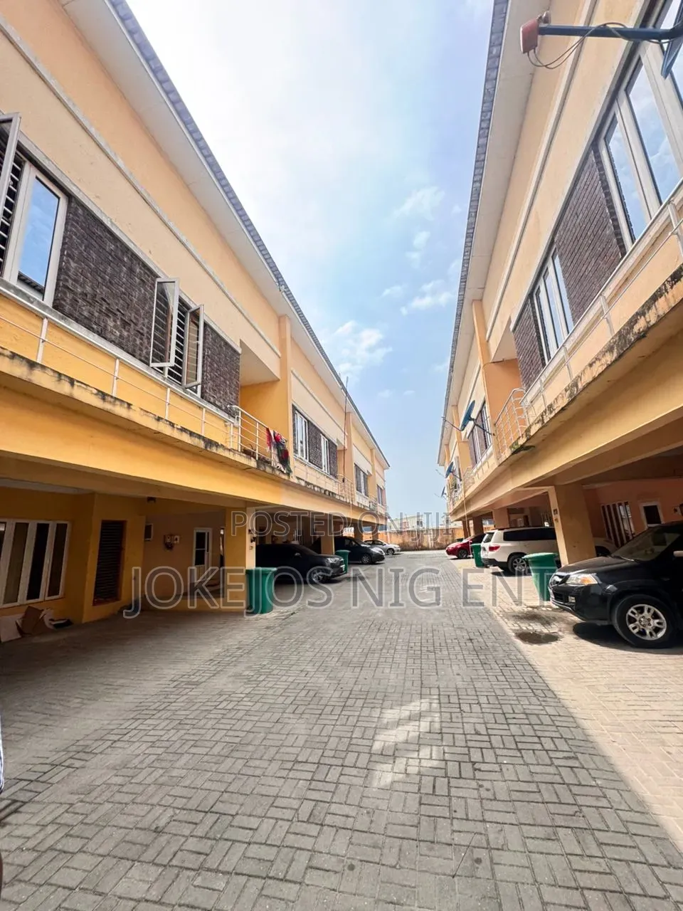 3bdrm Townhouse/Terrace in Victoria Crest 1 Off, Lafiaji for sale in Lafiaji