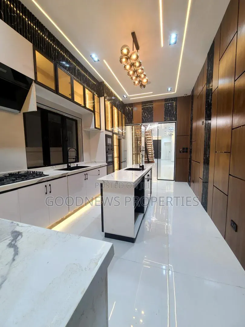 5bdrm Duplex in Ikota for sale in Ikota