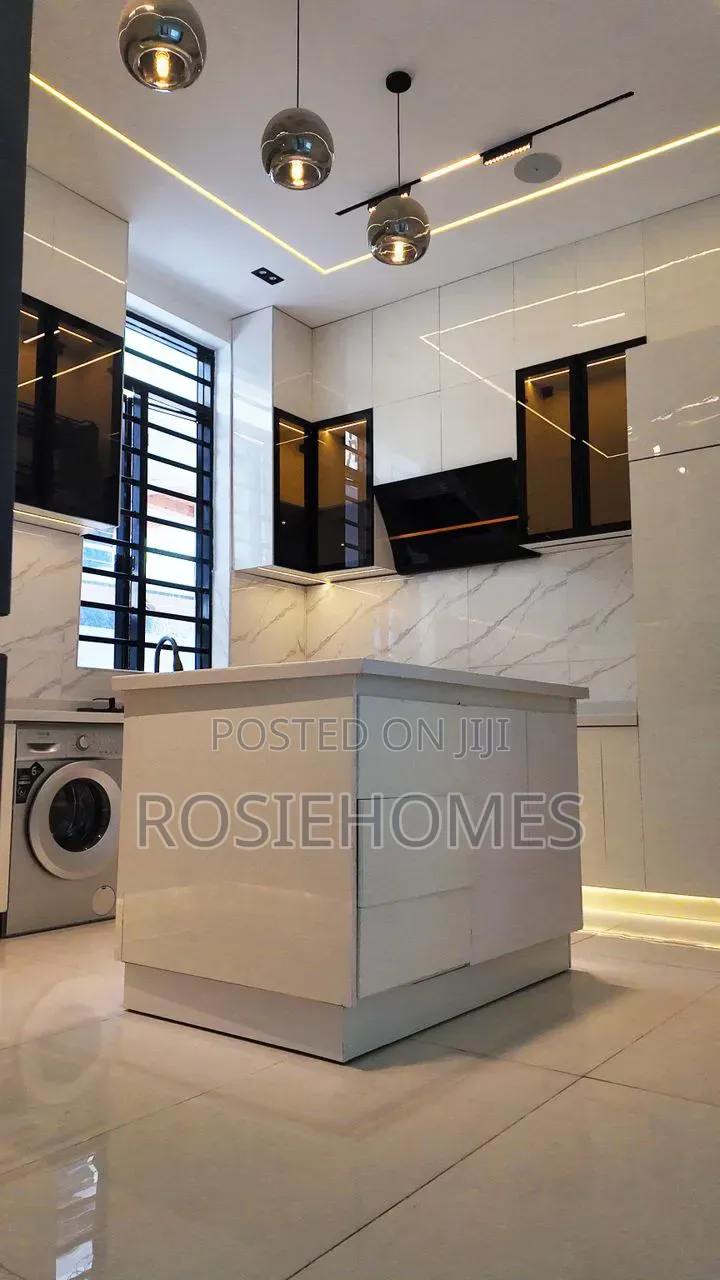 5bdrm Duplex in View Estate, Ikota for sale in Ikota