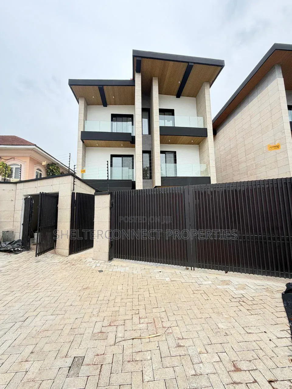 5bdrm Duplex in Banana Island for sale in Banana Island