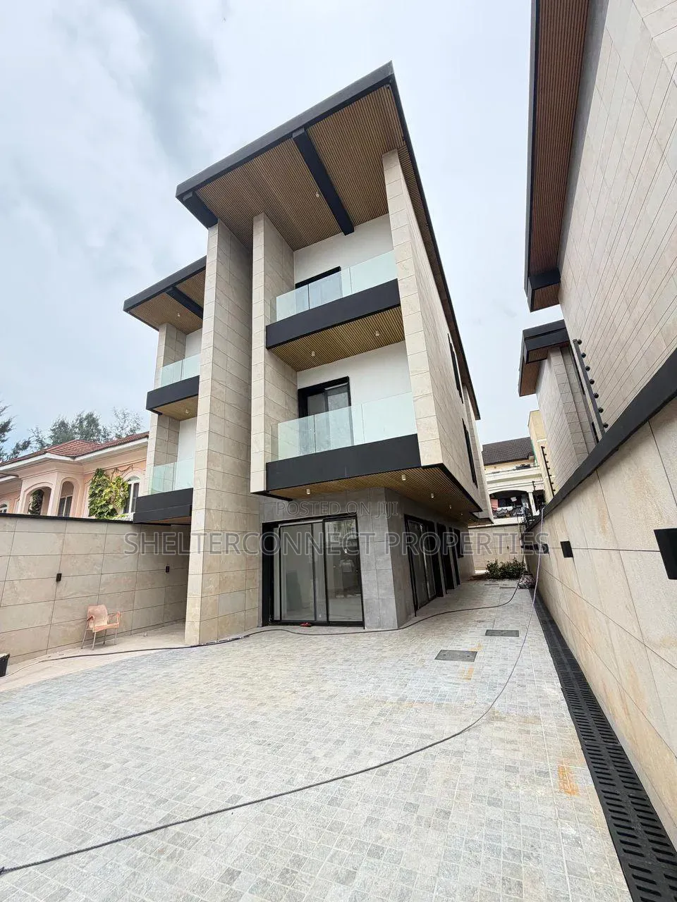 5bdrm Duplex in Banana Island for sale in Banana Island