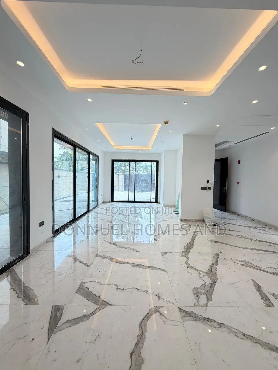 5bdrm Duplex in Banana Island for sale in Banana Island