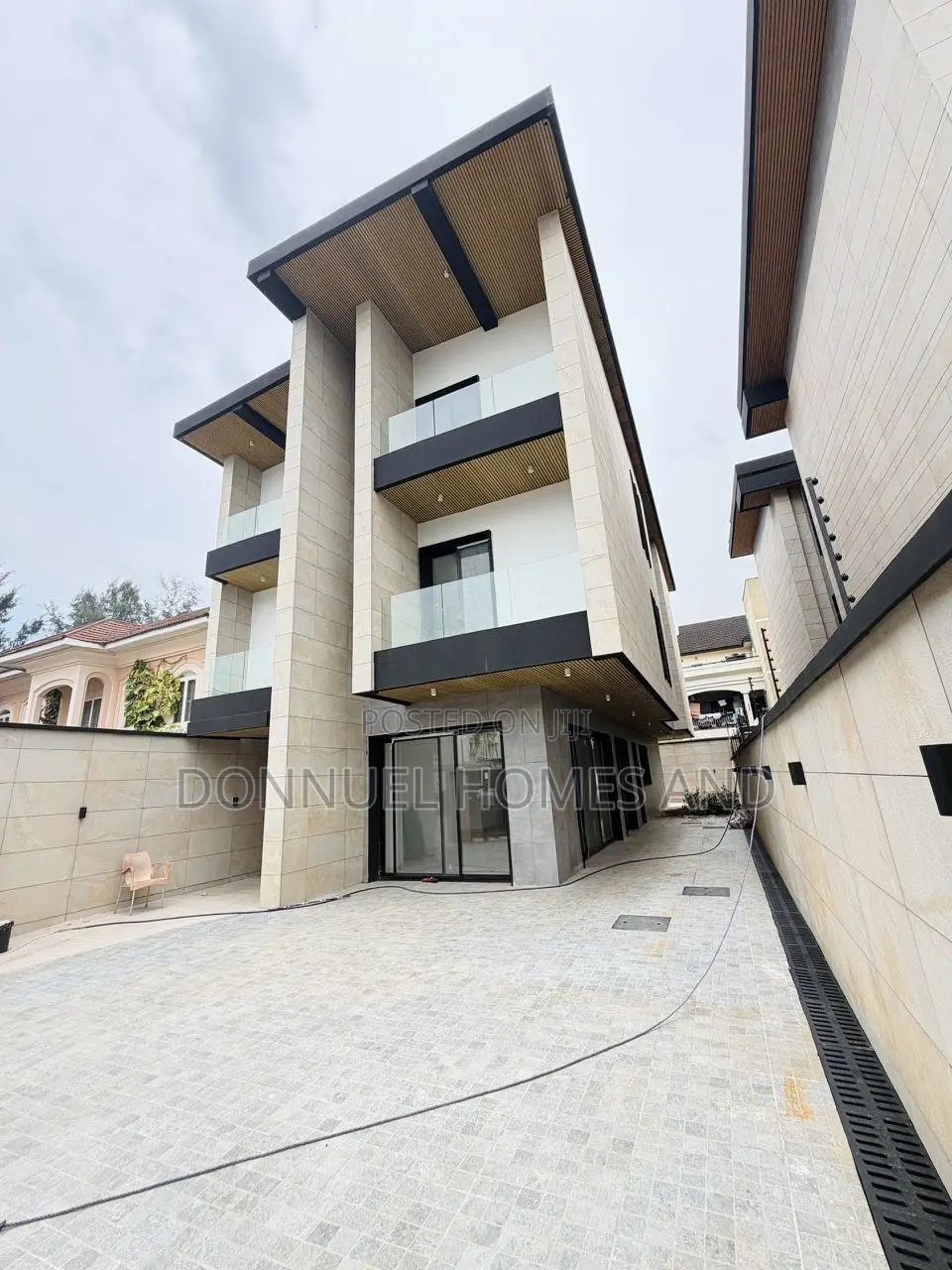 5bdrm Duplex in Banana Island for sale in Banana Island