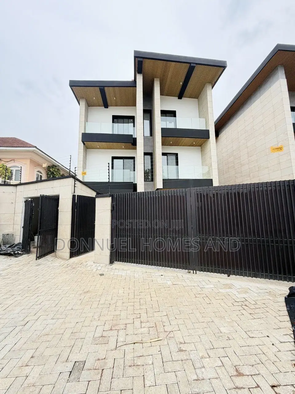 5bdrm Duplex in Banana Island for sale in Banana Island