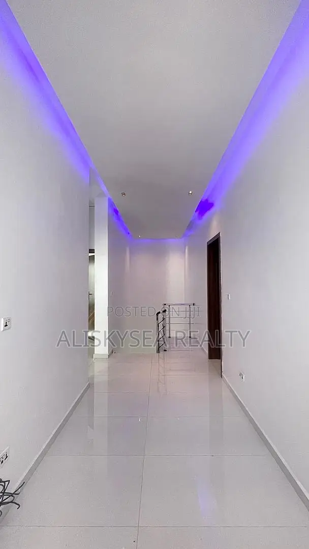 4bdrm Duplex in Chevron for sale in Chevron