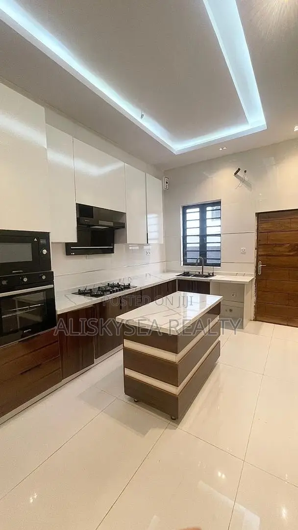 4bdrm Duplex in Chevron for sale in Chevron