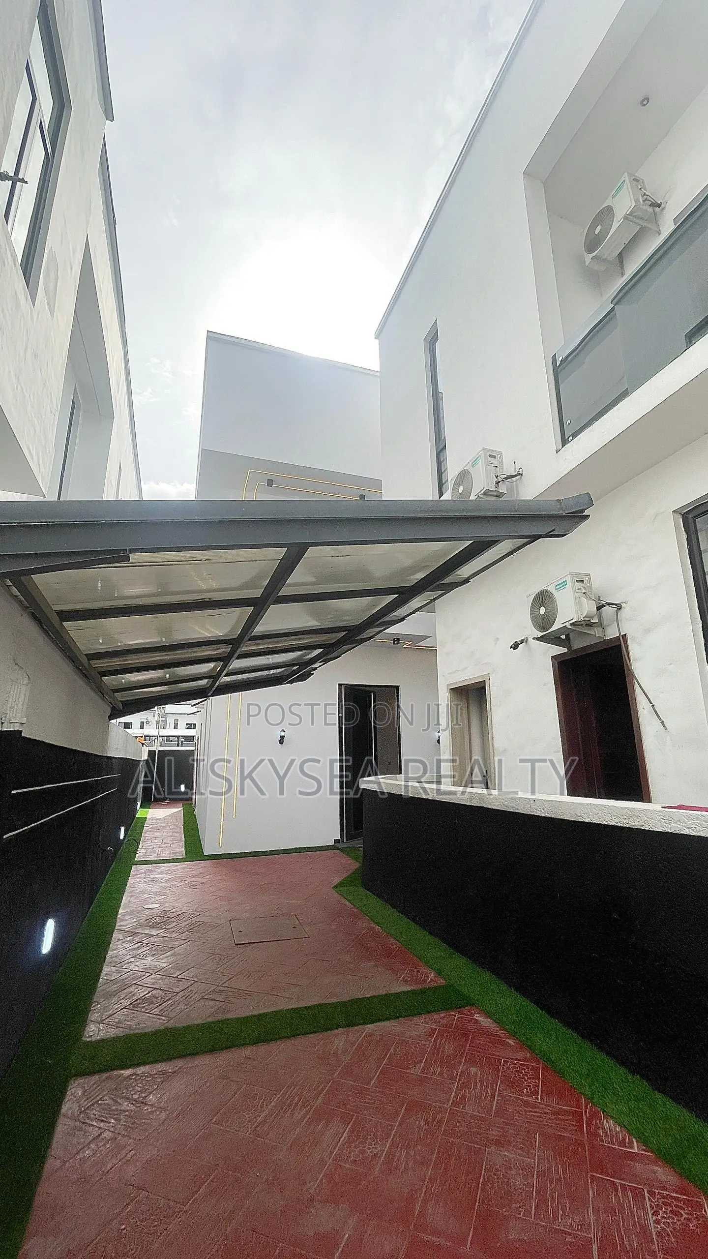 4bdrm Duplex in Chevron for sale in Chevron