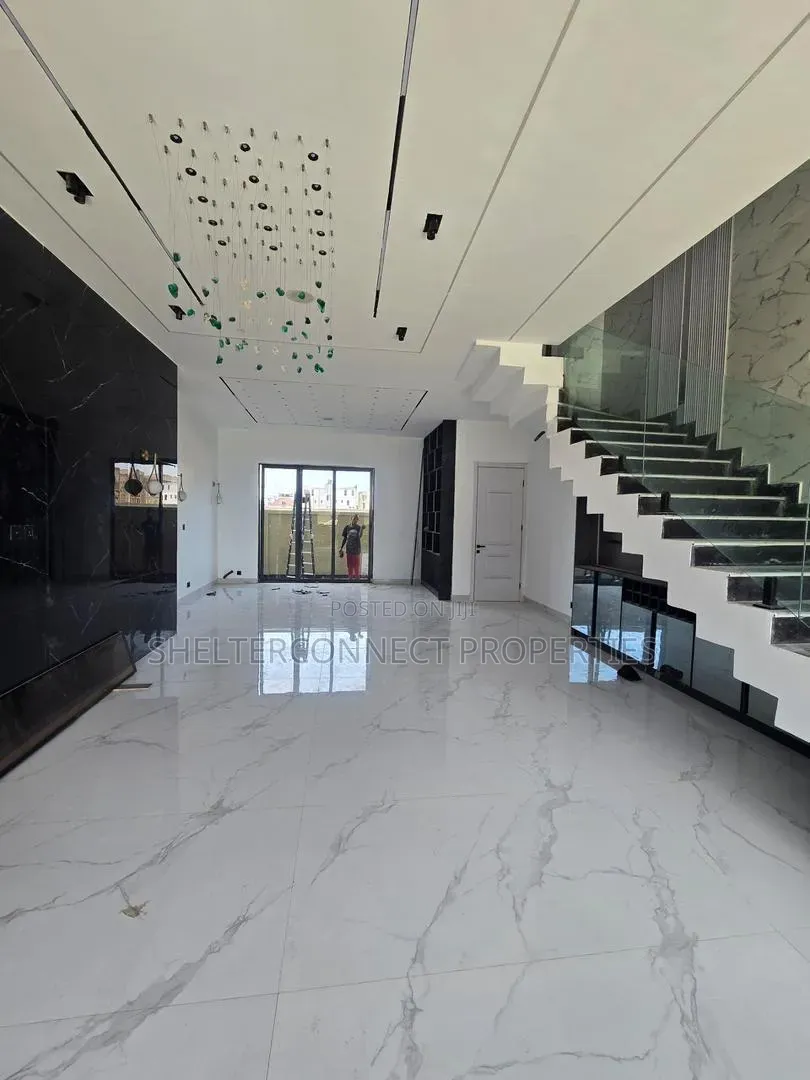 5bdrm Duplex in Lekki Phase 1 for sale in Lekki Phase 1