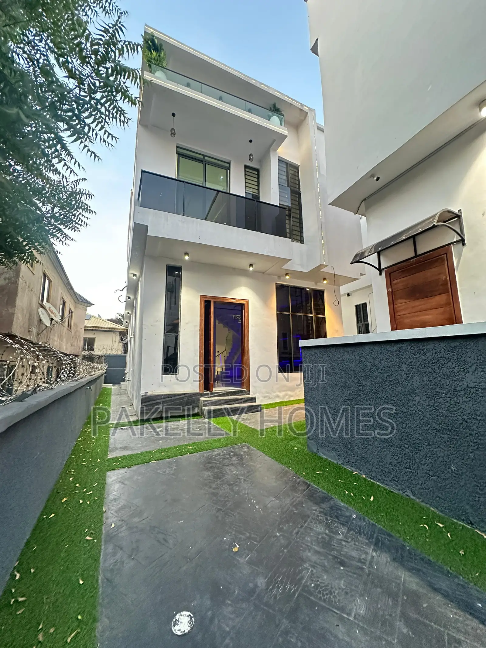 Spacious Luxury 4 Bedroom Fully Detached Duplex in Off Lekki-Epe Expressway