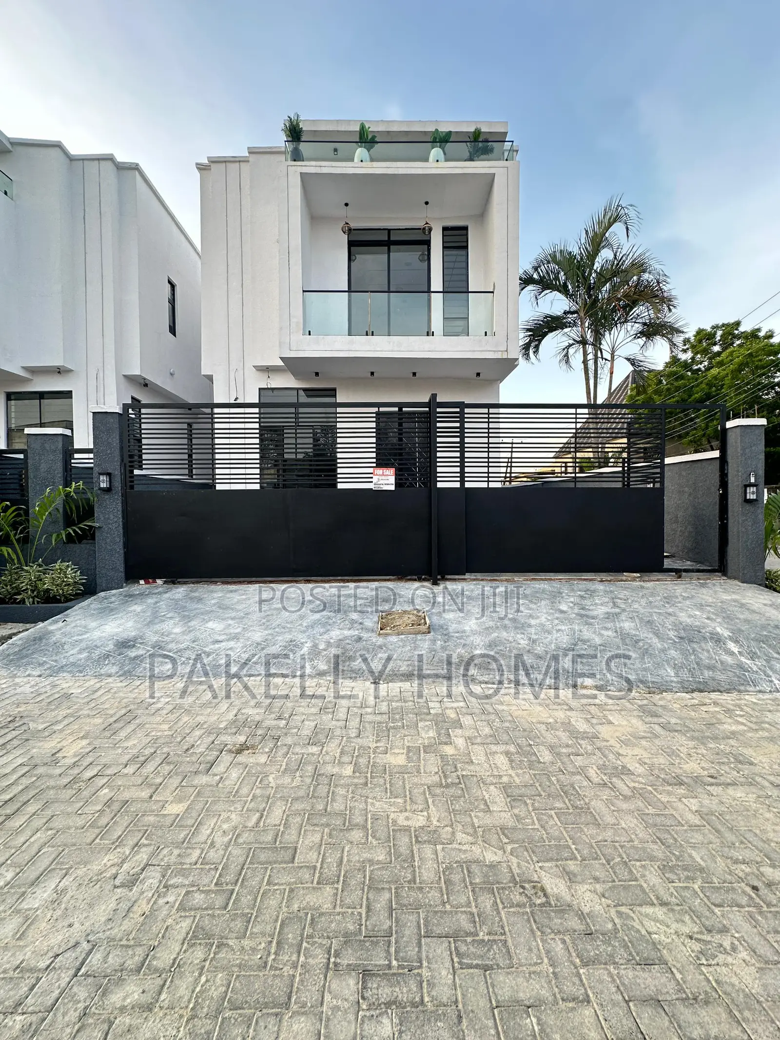 Spacious Luxury 4 Bedroom Fully Detached Duplex in Off Lekki-Epe Expressway