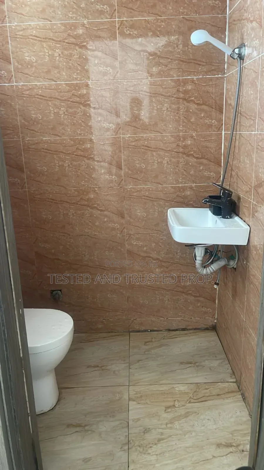 Studio Apartment in Orchid Road, Chevron for rent in Chevron