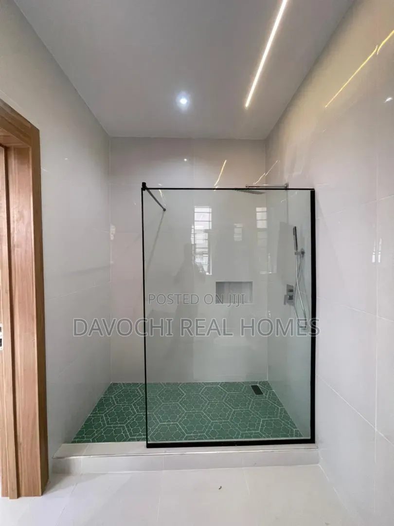 4bdrm Duplex in Ikota for sale in Ikota