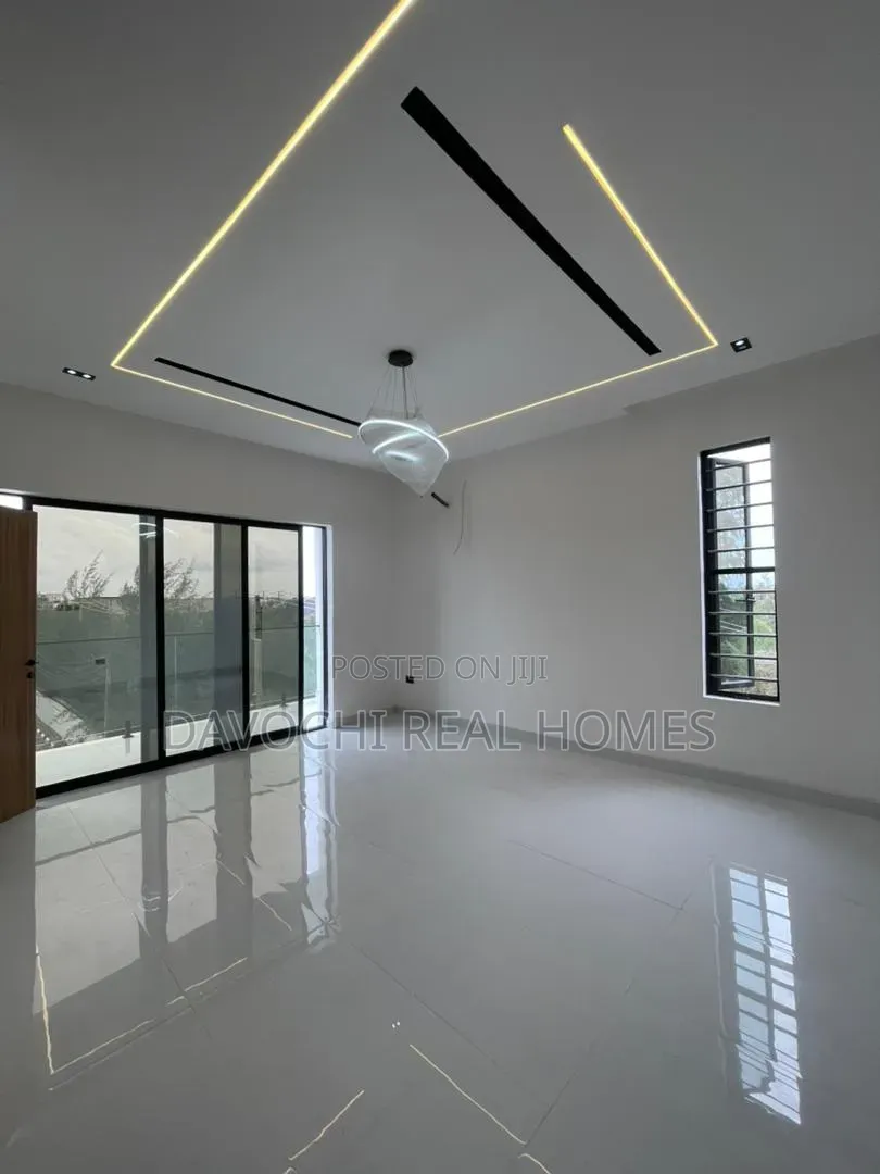 4bdrm Duplex in Ikota for sale in Ikota