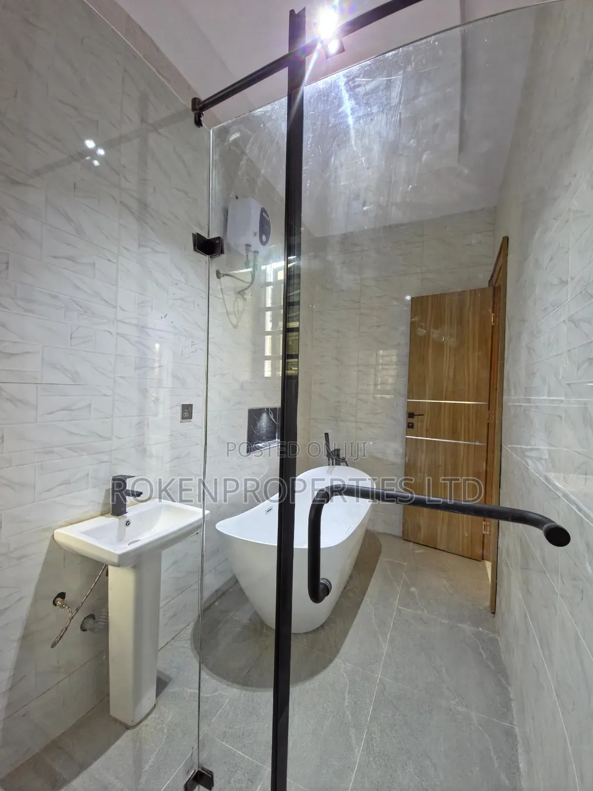 4bdrm Duplex in Calton Gate Gra, for sale in Akobo