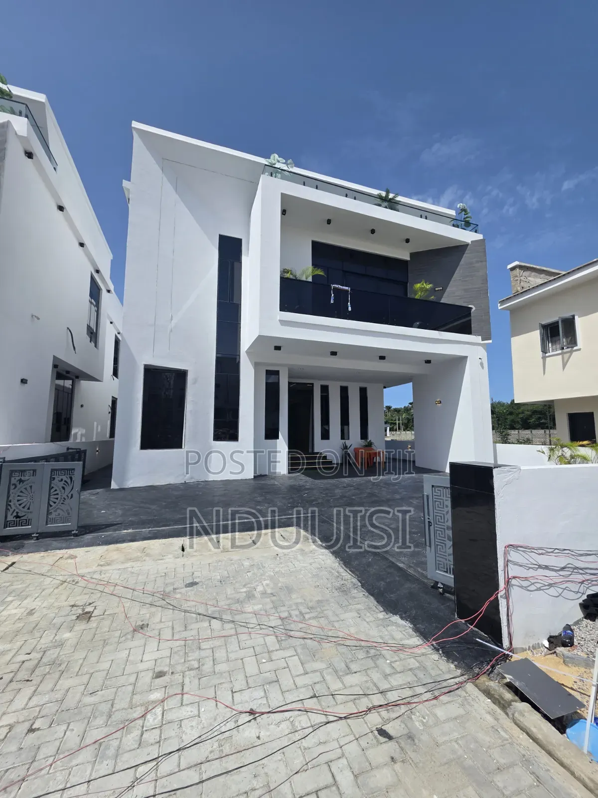 5bdrm Duplex in Discovery Estate, Chevron for sale in Chevron