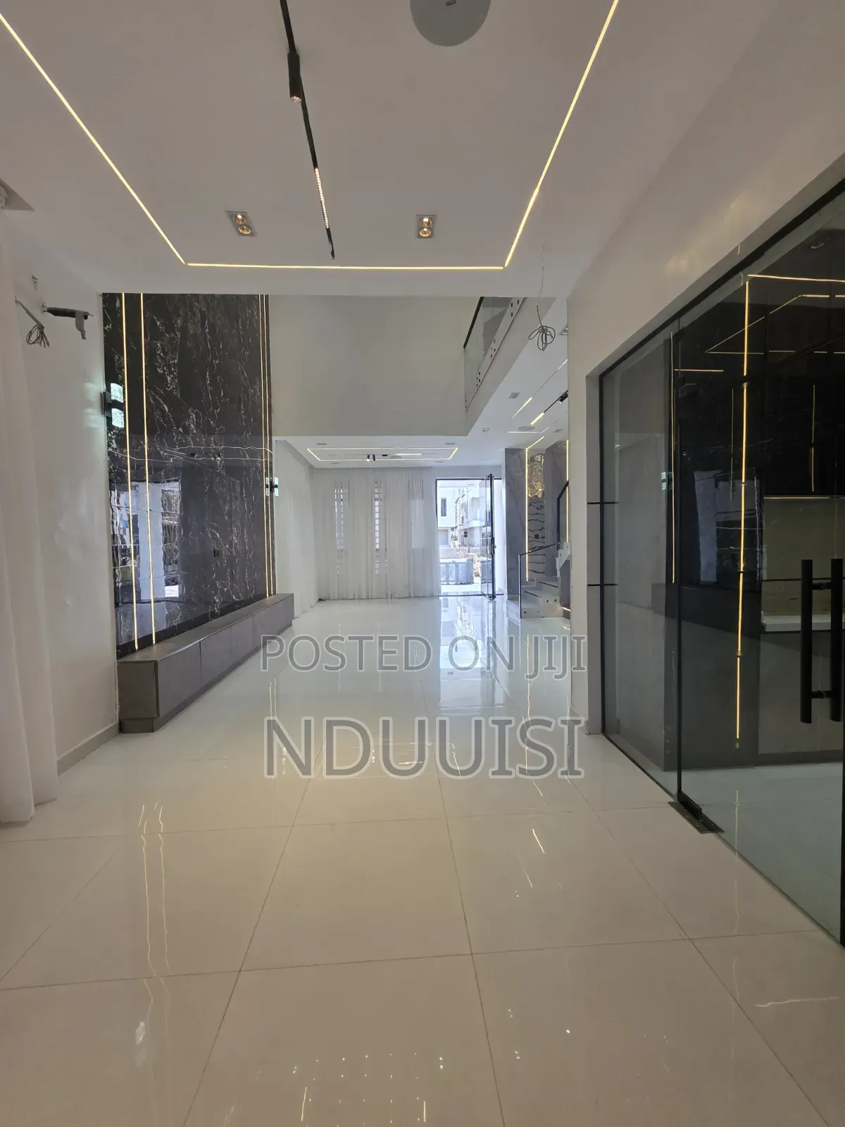 5bdrm Duplex in Discovery Estate, Chevron for sale in Chevron