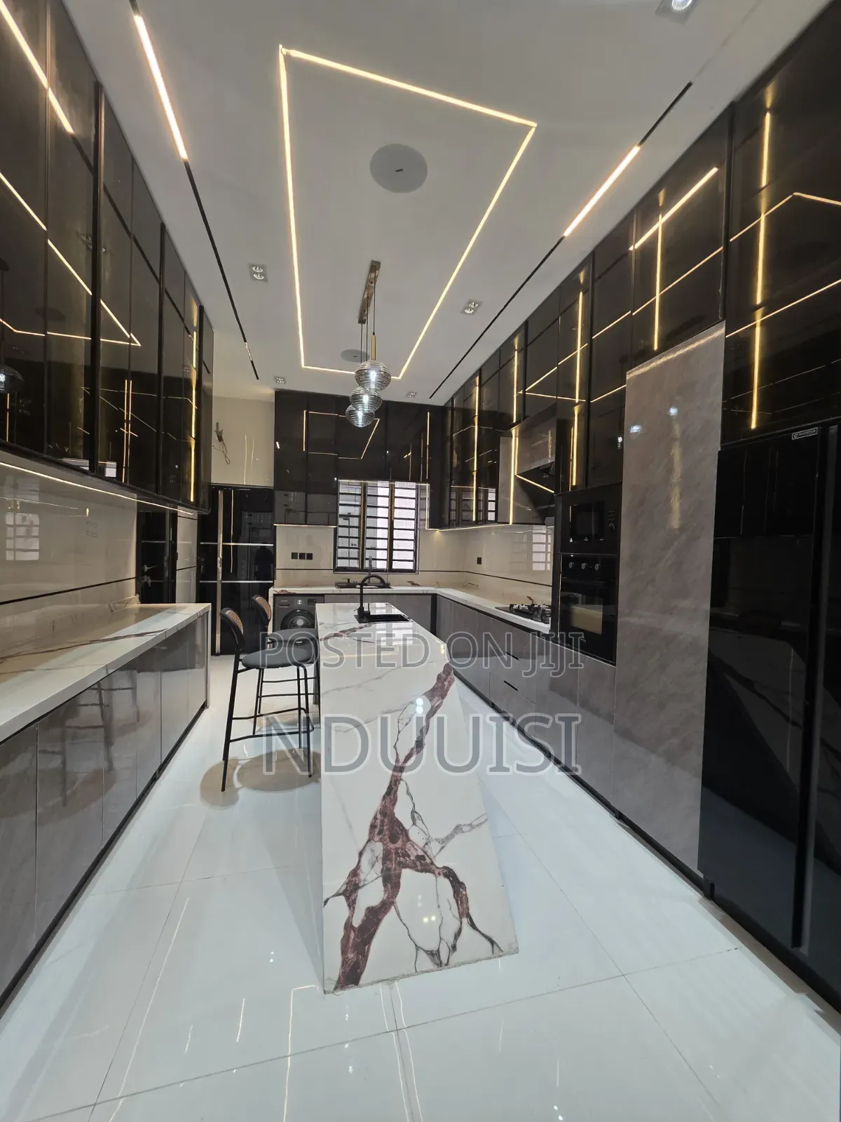 5bdrm Duplex in Discovery Estate, Chevron for sale in Chevron