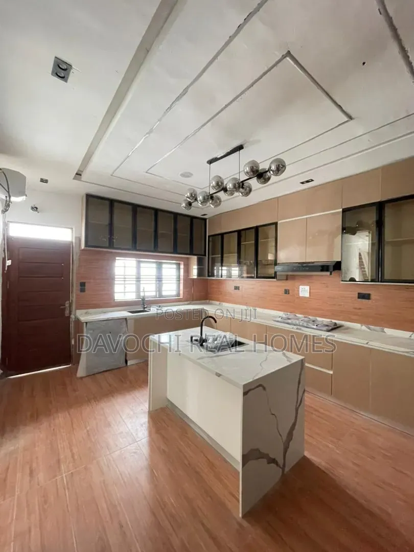 5bdrm Duplex in Lekki Phase 1 for sale in Lekki Phase 1
