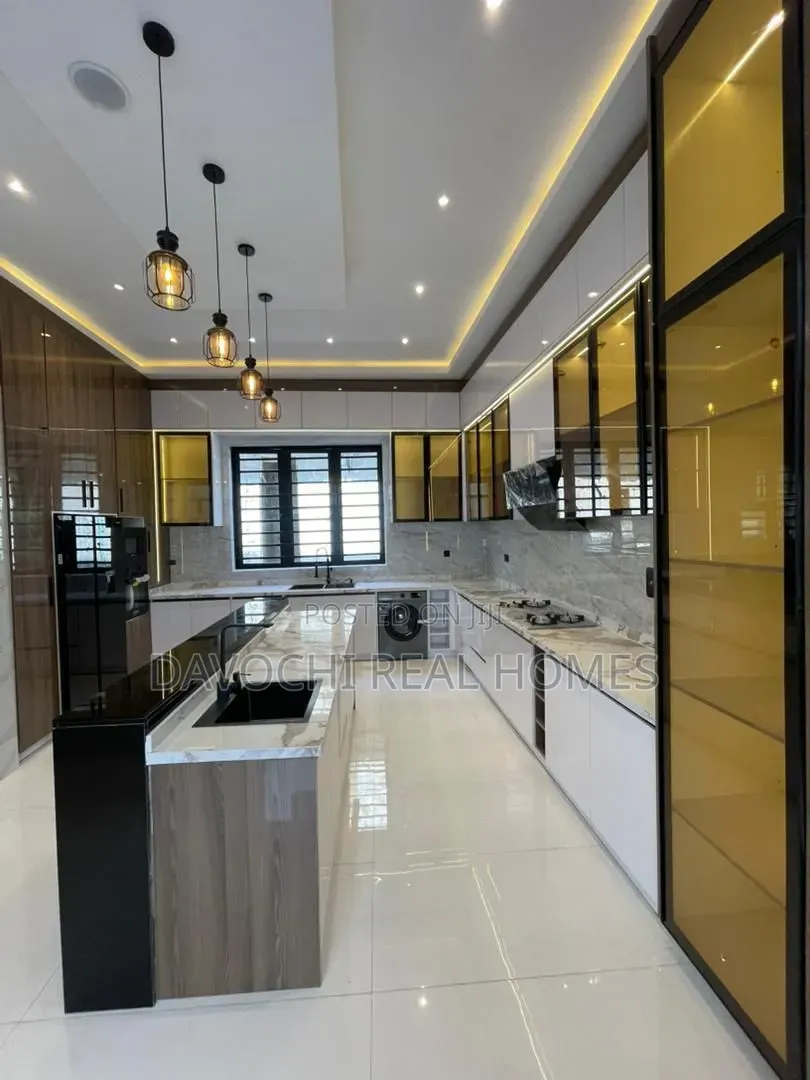 5bdrm Duplex in Ikota for sale in Ikota