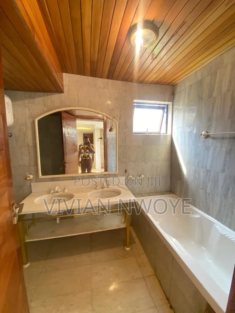 2bdrm Block of Flats in Ademola Adetokunbo for rent in Ademola Adetokunbo