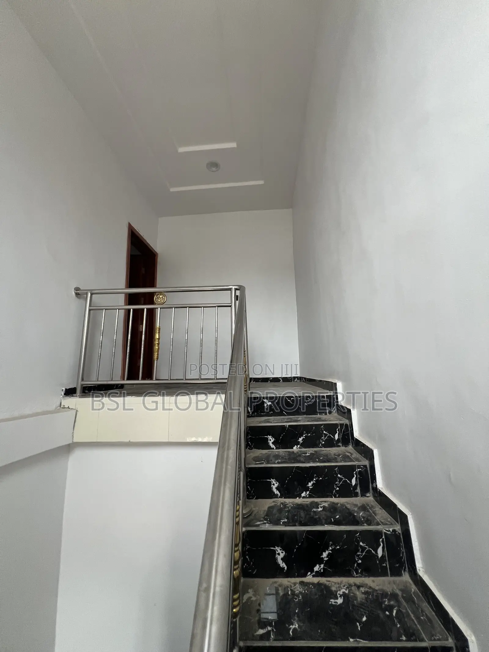 3bdrm Block of Flats in Olowora, Omole Phase 2 for rent in Omole Phase 2