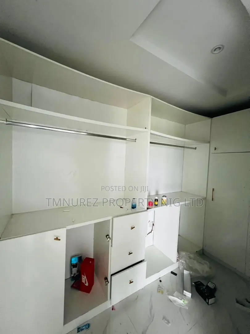 4bdrm Duplex in Inside An Estate, Chevron for rent in Chevron