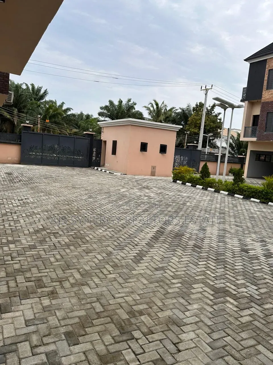 4bdrm Apartment in Ilasan Residences, Ikate for sale in Ikate