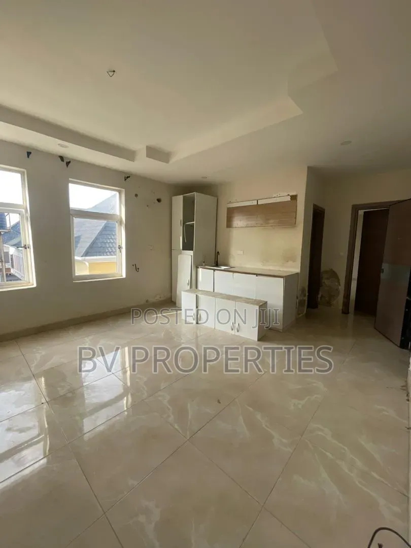 Mini Flat in Chevron for rent in Chevron