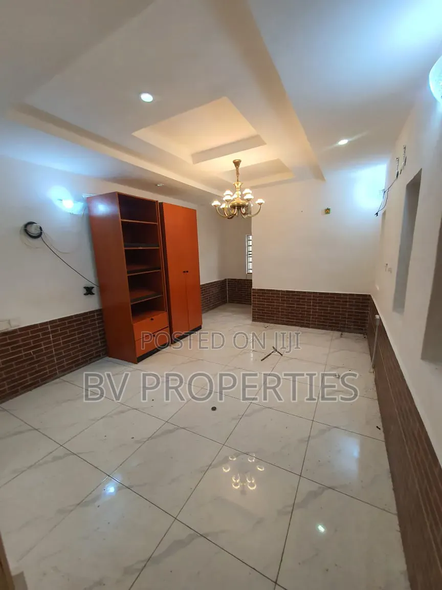 Mini Flat in Chevron for rent in Chevron