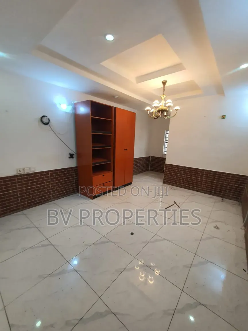 Mini Flat in Chevron for rent in Chevron