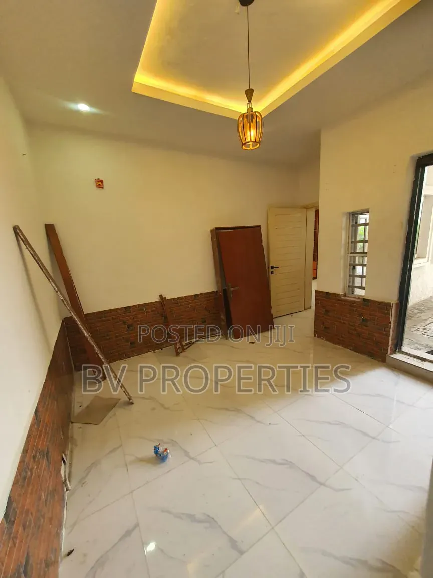 Mini Flat in Chevron for rent in Chevron
