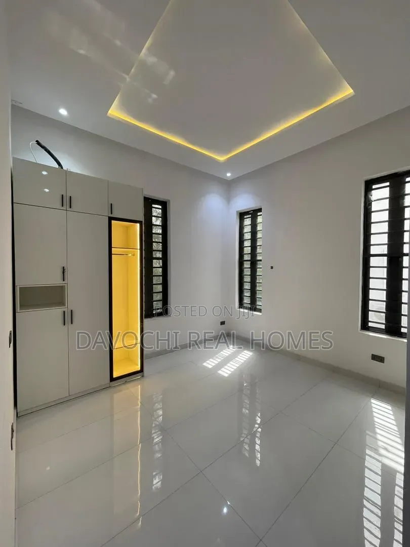 6bdrm Duplex in Osapa london for sale in Osapa london