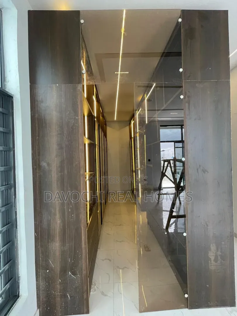 5bdrm Duplex in Ikota for sale in Ikota