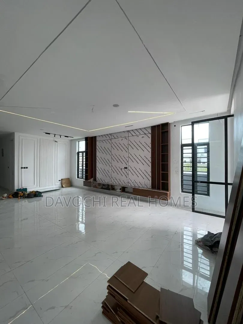 5bdrm Duplex in Ikota for sale in Ikota
