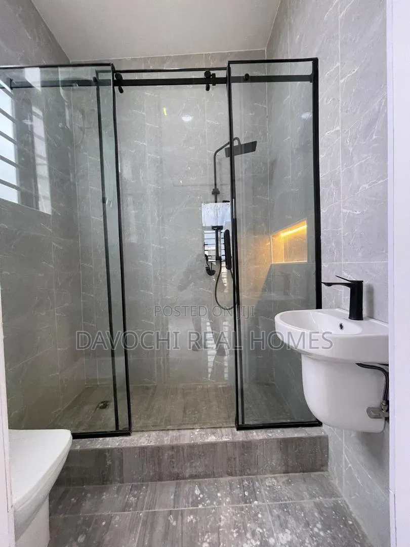 5bdrm Duplex in Ikota for sale in Ikota