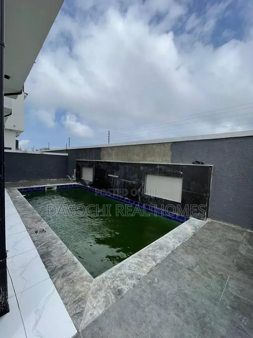 5bdrm Duplex in Ikota for sale in Ikota