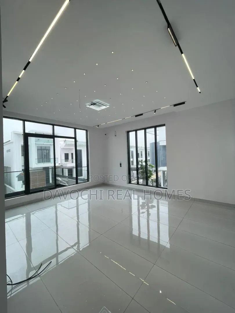 5bdrm Duplex in Lekki Phase 1 for sale in Lekki Phase 1